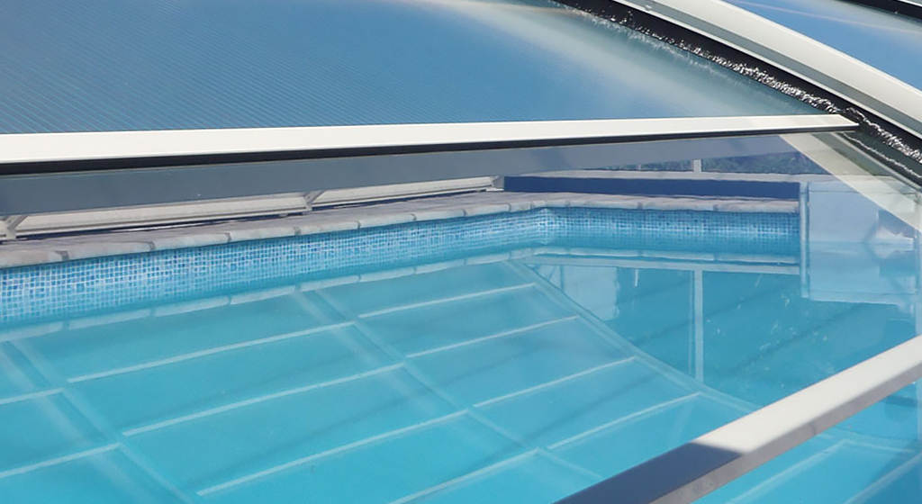 Abri de piscine transparent