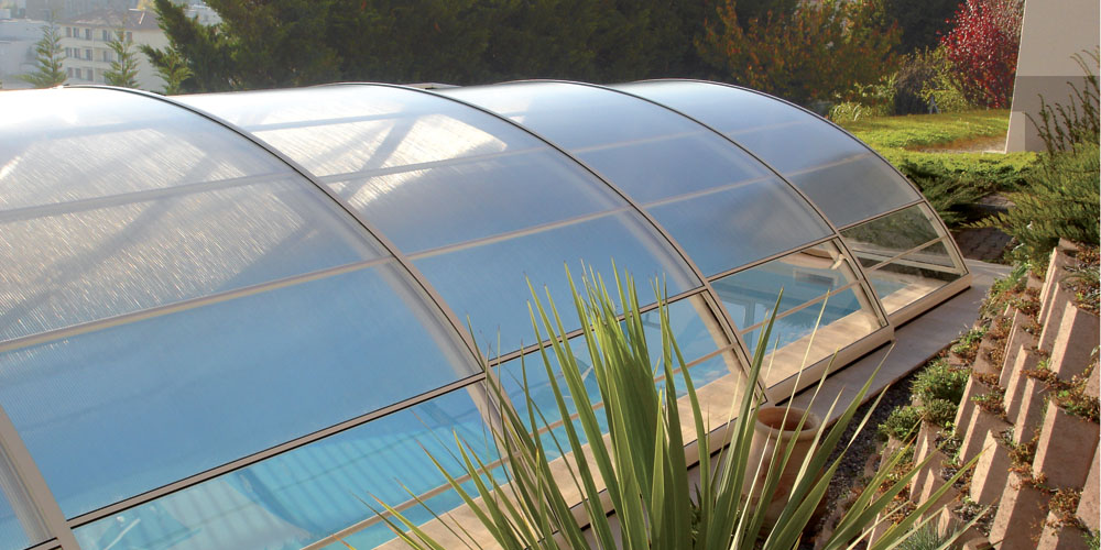 Abri de piscine semi-haut transparent