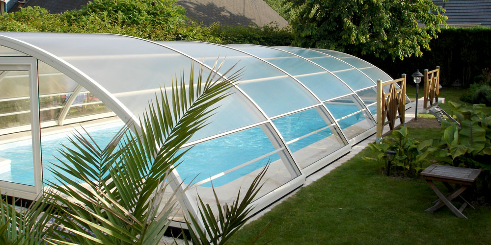 Abri de piscine semi-haut transparent